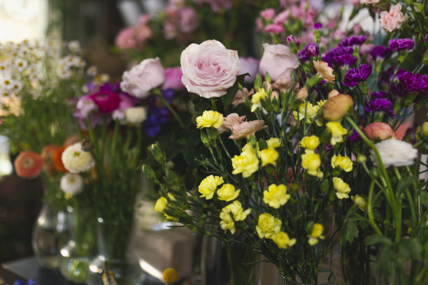 花店里摆满了五颜六色的插花图片下载