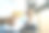 顾客在网上购物时用信用卡付款。图片下载