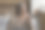快乐体贴的白发女人膝上抱着笔记本电脑图片下载