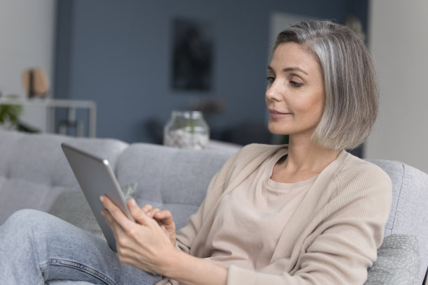 积极的成熟自由职业者女性使用数字设备进行远程工作图片下载