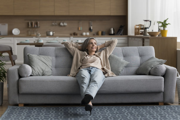 快乐、梦幻、平静、白发苍苍的女人躺在舒适的沙发上图片下载