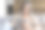 严肃迷人的成熟女人在家里的沙发上拿着平板电脑图片下载