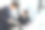 两个商人在工作场所，他们在办公室里微笑着工作图片下载