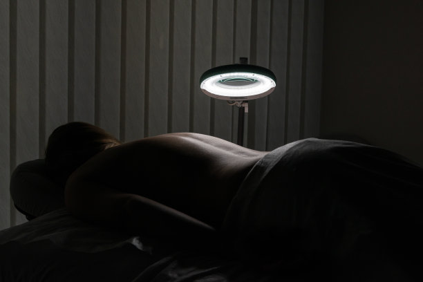 一位女士正在拜访美容师图片下载