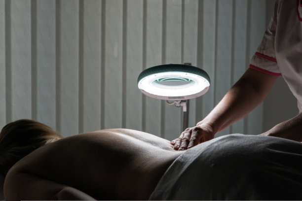 一位女士正在拜访美容师图片下载