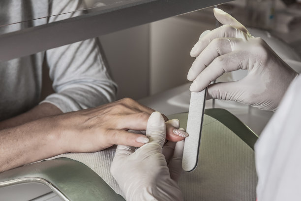 一位女士正在拜访美容师图片下载