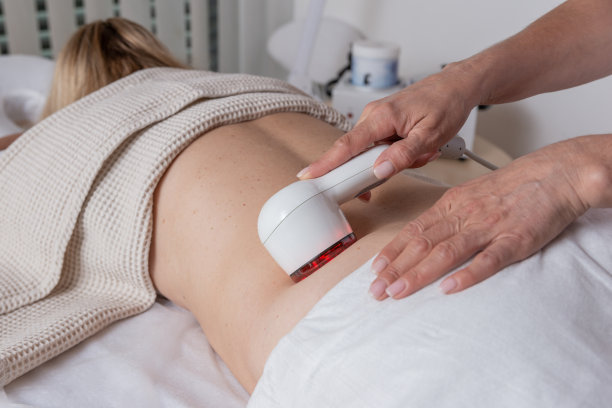 一位女士正在拜访美容师图片下载