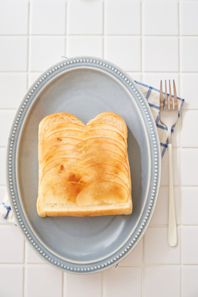 肉桂吐司，上面放苹果片图片下载