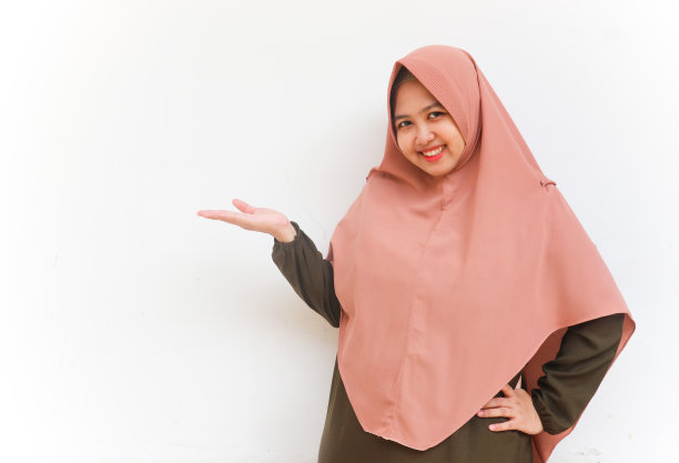 戴着头巾的亚洲美女举手示意，孤立在白色的背景上图片下载
