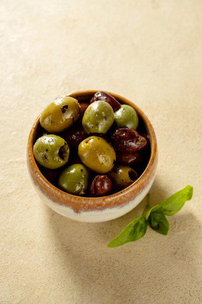 不同颜色的橄榄泡在碗里。图片下载