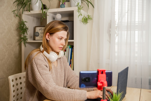 视频博主正在录制视频。制作照片或视频内容的年轻女性。图片下载