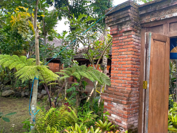 民族风格大门的一面由裸露的砖与木材结合而成图片下载