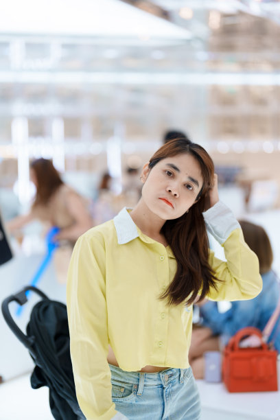 在咖啡馆微笑的年轻女子图片下载