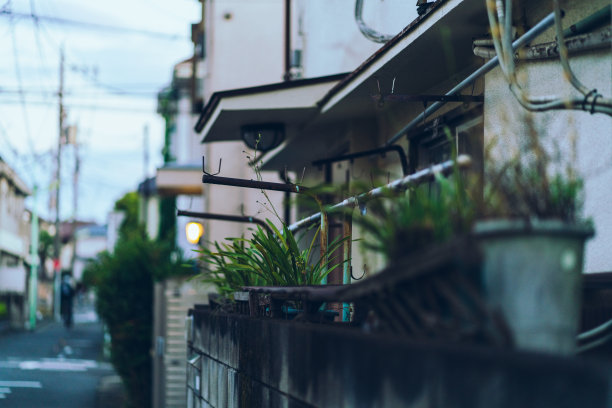 贫穷的东京市中心风景。图片下载