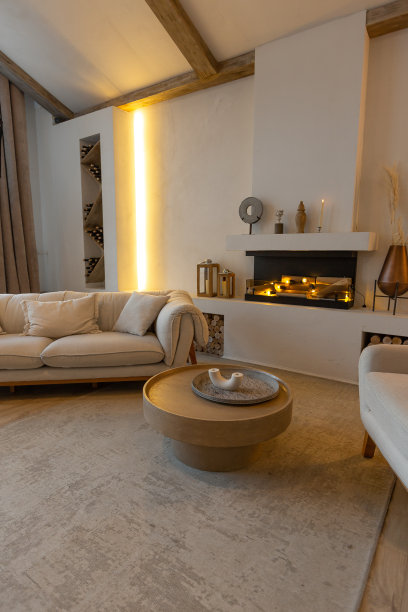 一个别致的乡村别墅的舒适温暖的家庭内部，开放式的平面，木材饰面，温暖的颜色和家庭壁炉。为家庭和客人提供娱乐区域的视野图片下载