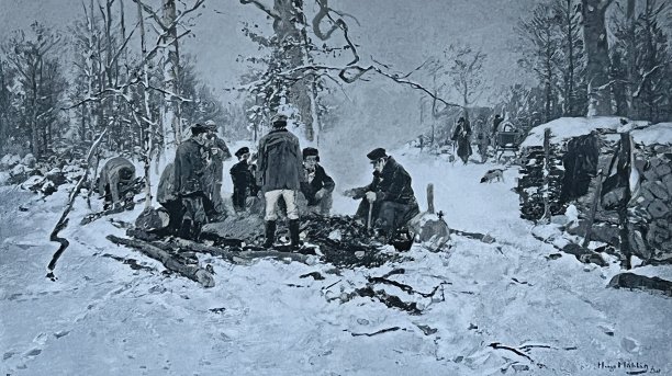 冬天的户外，伐木工人在炉火旁准备食物图片下载