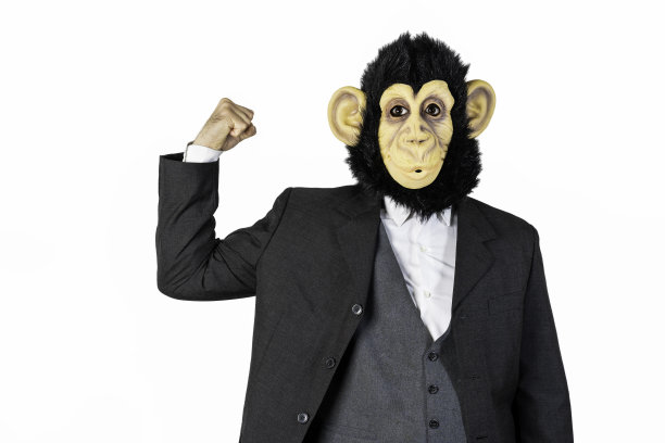 猴子人看着镜头做出成功和力量的姿态图片下载