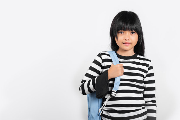 背着双肩包的10岁亚洲小孩准备好重返校园图片下载