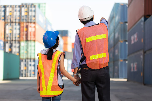 后视图工程师或工厂工人与她的女儿期待和指向一些在集装箱仓库存储图片下载
