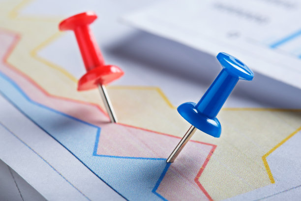 用大头针标记财务图表。股票上市和财务图表的检查。银行、财务报告和财务审计的概念。图片下载