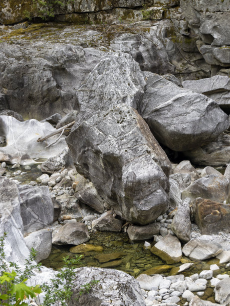 峡谷小溪的岩石和大理石图片下载
