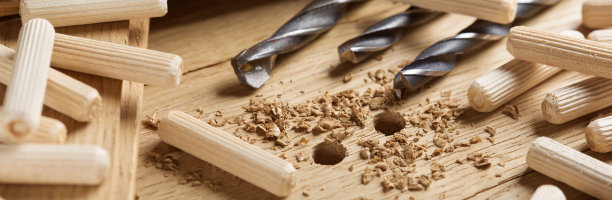 用于木销子的木橡木板上的孔。木工行业。图片下载