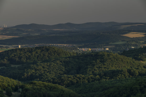 夏季，比勒卡帕蒂山脉斯洛伐克部分边境的彩色夜晚图片下载