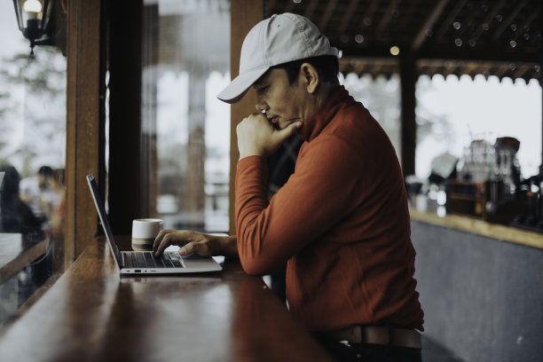 亚洲人坐在咖啡馆里工作图片下载