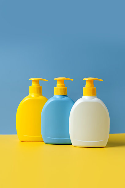 蓝色背景的肥皂或洗发水瓶。设计空白瓶包装模型。图片下载