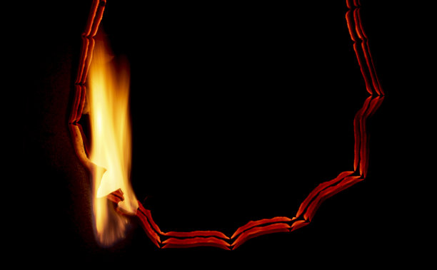 燃烧的纸，在黑色背景上发光的纸边图片下载