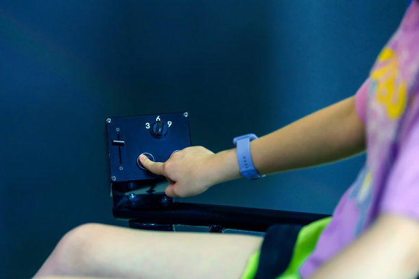 手按下金属控制面板上的按钮图片下载