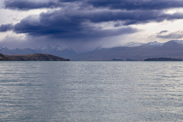 新西兰的蒂卡波湖与雪山为背景的照片图片下载