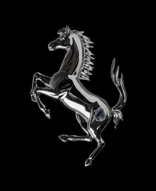 黑色背景的金属马图片下载