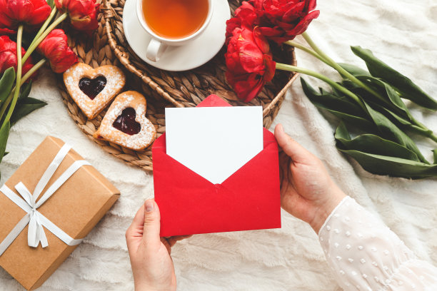 女人的手拿着一封装在手工信封里的信。母亲节或情人节的概念。放文字的地方图片下载