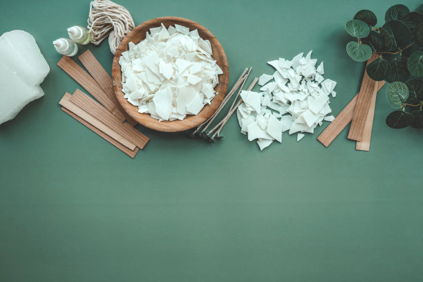 大豆蜡蜡烛，木芯和桉树，平铺顶视图图片下载