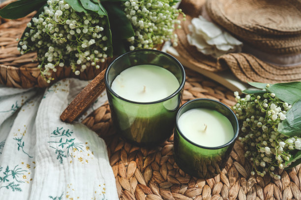 两支蜡烛和一束铃兰，春天回家了图片下载