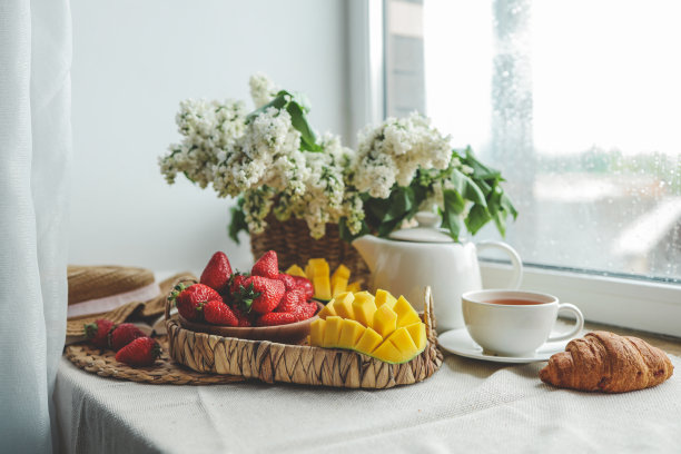 一杯茶，羊角面包，草莓和丁香篮子，夏日清晨的美感图片下载