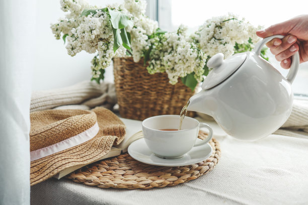 茶是从茶壶里倒进杯子里的，美不胜收的照片图片下载