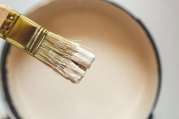 从上面看，油漆刷放在油漆罐上图片下载