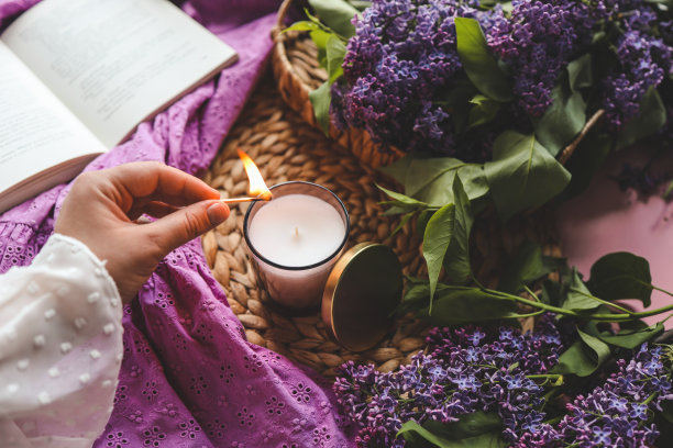 女孩点起蜡烛，美美地拍照图片下载