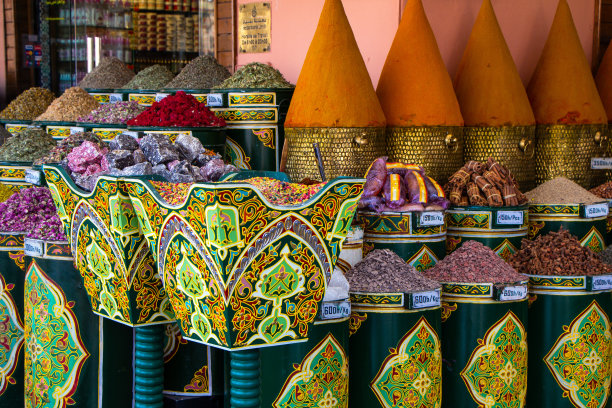 摩洛哥市场上的香草和香料图片下载