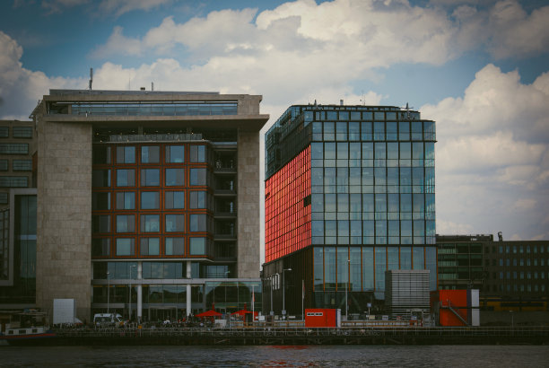 现代建筑对着天空的低角度视图图片下载