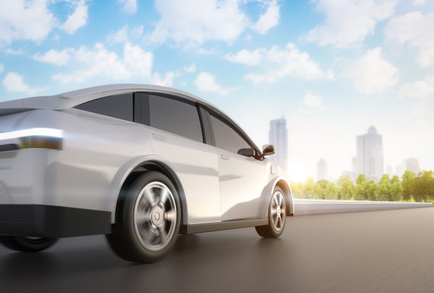 电动汽车或电动汽车在有城市背景的城镇行驶图片下载