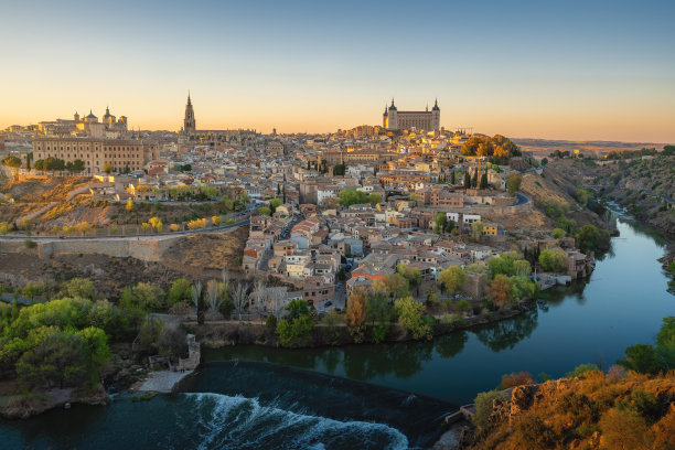 托莱多天际线与大教堂，城堡和塔霍河日落-托莱多，西班牙图片下载