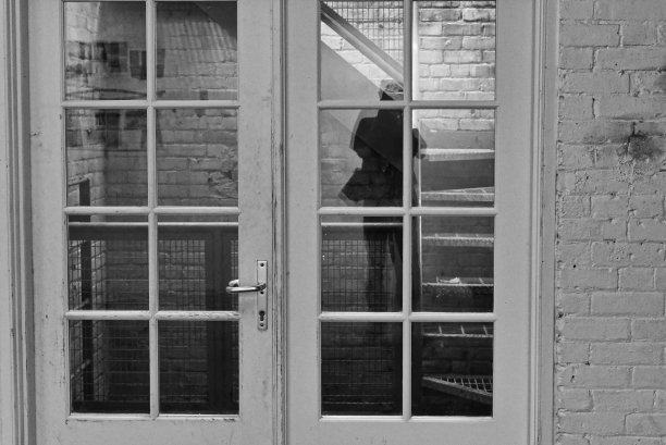 摄影师在法式门上的倒影图片下载