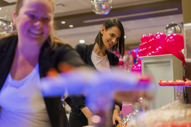 一位拉丁女性活动组织者正在审查她准备的派对的最后细节图片下载