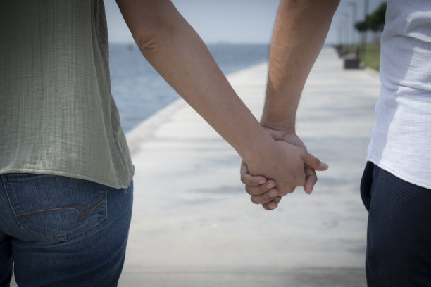 一对情侣在户外牵手的照片图片下载