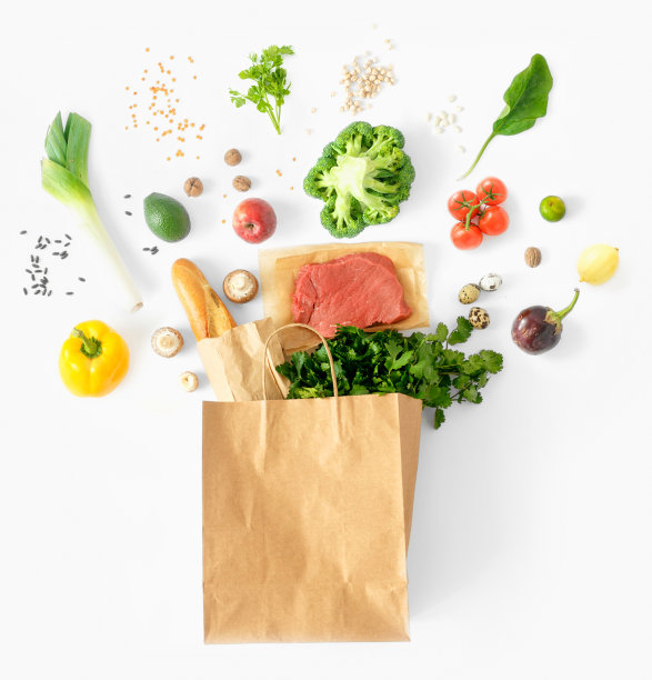 全纸袋不同的健康食品在白色背景。健康饮食背景，俯视图图片下载