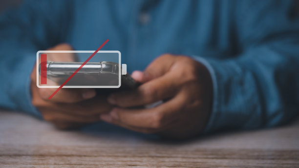 智能手机电量不足，商人拿着电量不足的智能手机。图片下载