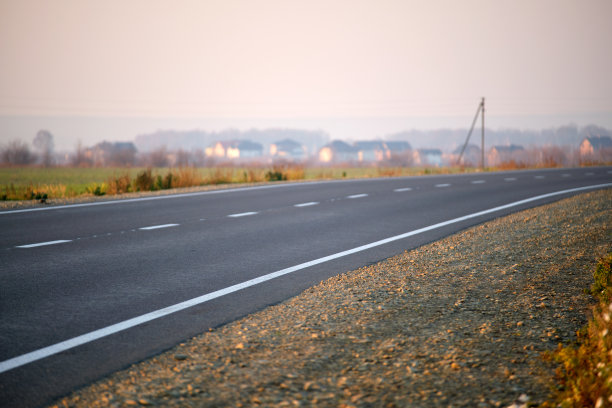 空旷的城际公路在绿色农田之间的鸟瞰图。高速公路的无人机俯视图图片下载